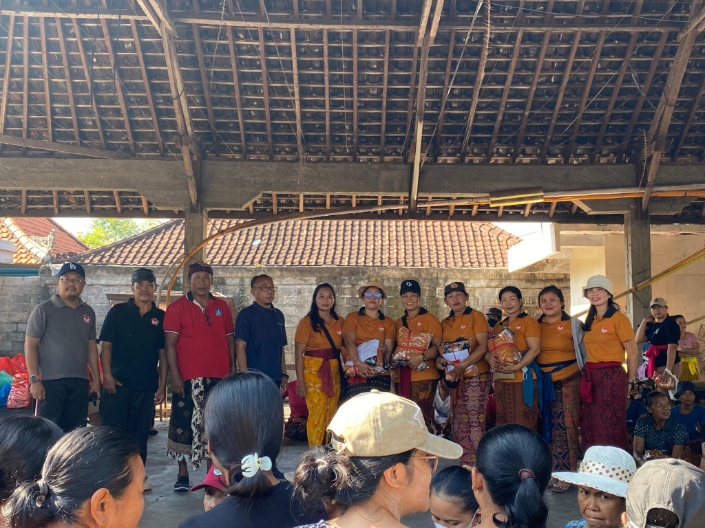 PKK DESA ANGANTAKA RUTINKAN KEGIATAN GOTONG-ROYONG